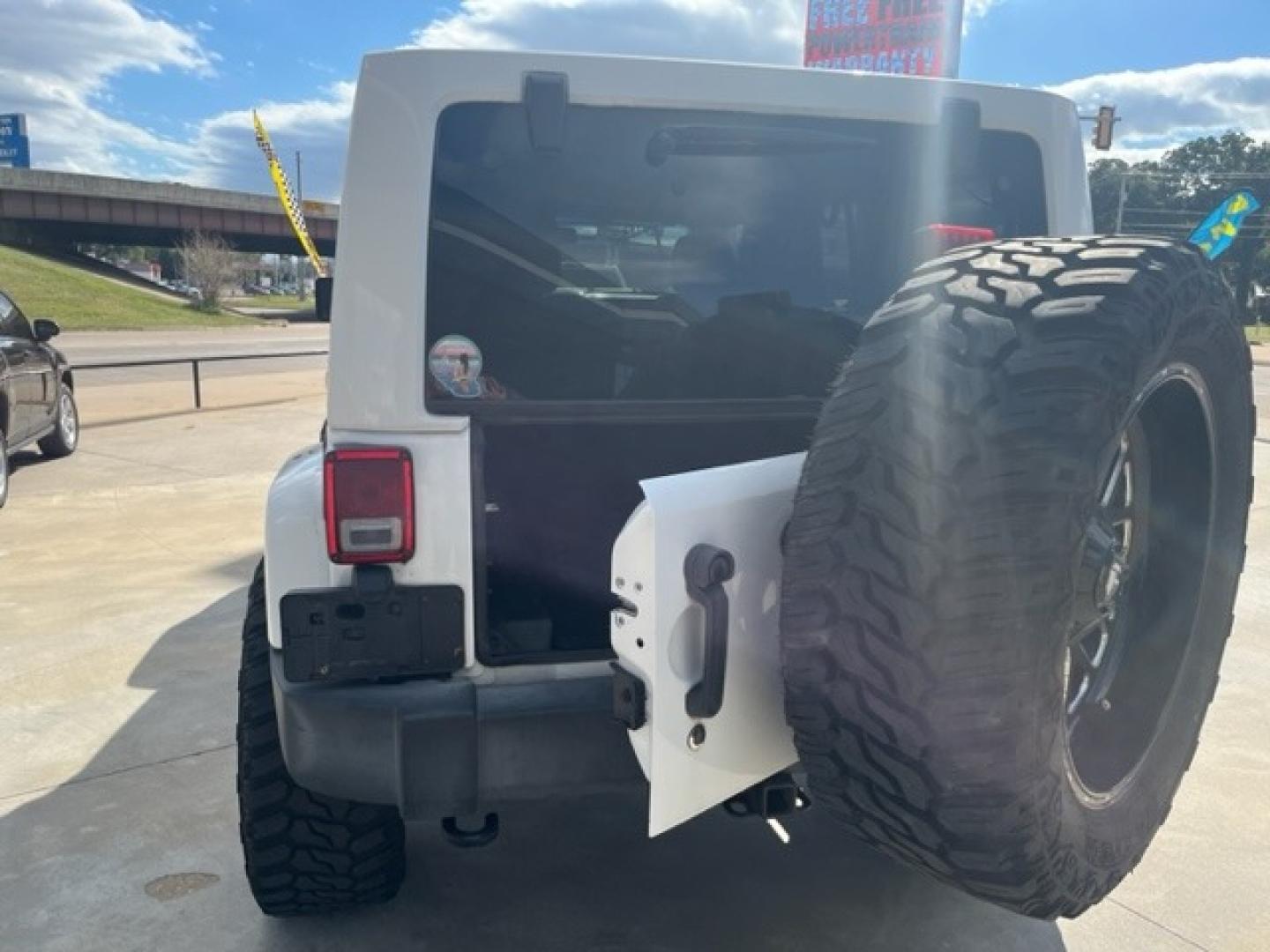 2017 WHITE JEEP WRANGLER UNLIMITED S Unlimited Sahara 4WD (1C4BJWEGXHL) with an 3.6L V6 DOHC 24V FFV engine, located at 8101 E. Skelly Dr., Tulsa, OK, 74129, (918) 592-3593, 36.121891, -95.888802 - Photo#9